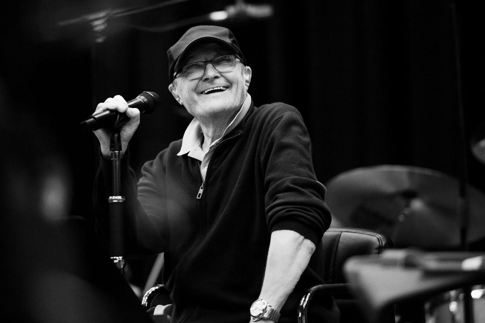 Phil Collins, unul dintre cei mai influenți și respectați artiști ai muzicii rock și pop, își dezvăluie public starea de sănătate și lupta pe care o duce în prezent pentru a-și păstra vitalitatea