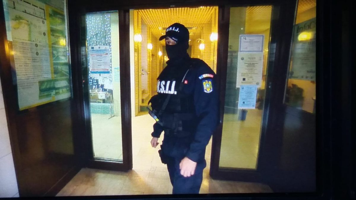 Primarul comunei Izvoarele, plasat în audiență pentru acuzații grave de pornografie infantilă și corupere sexuală a minorilor Un nou caz de amploare în județul Giurgiu a zguduie scena politică locală după ce procurorii DIICOT au dispus reținerea primarului comunei Izvoarele, Silviu Marius Cazacu, pentru 24 de ore