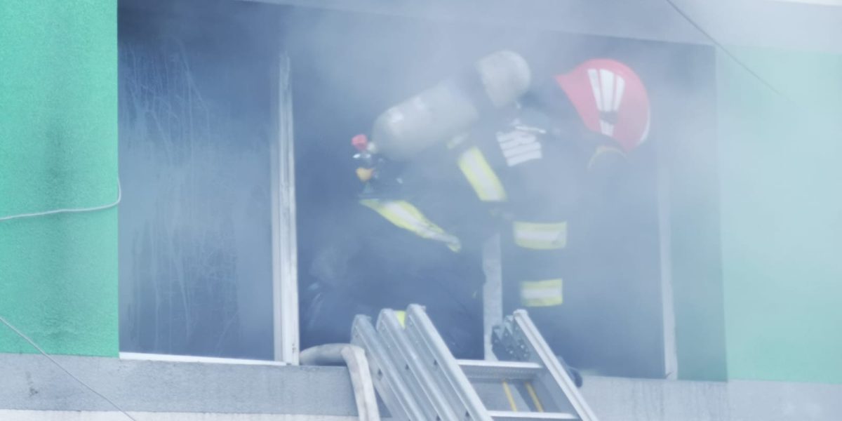 pompier-spital-constanta-incendiu.jpeg - PresaObiectiva
