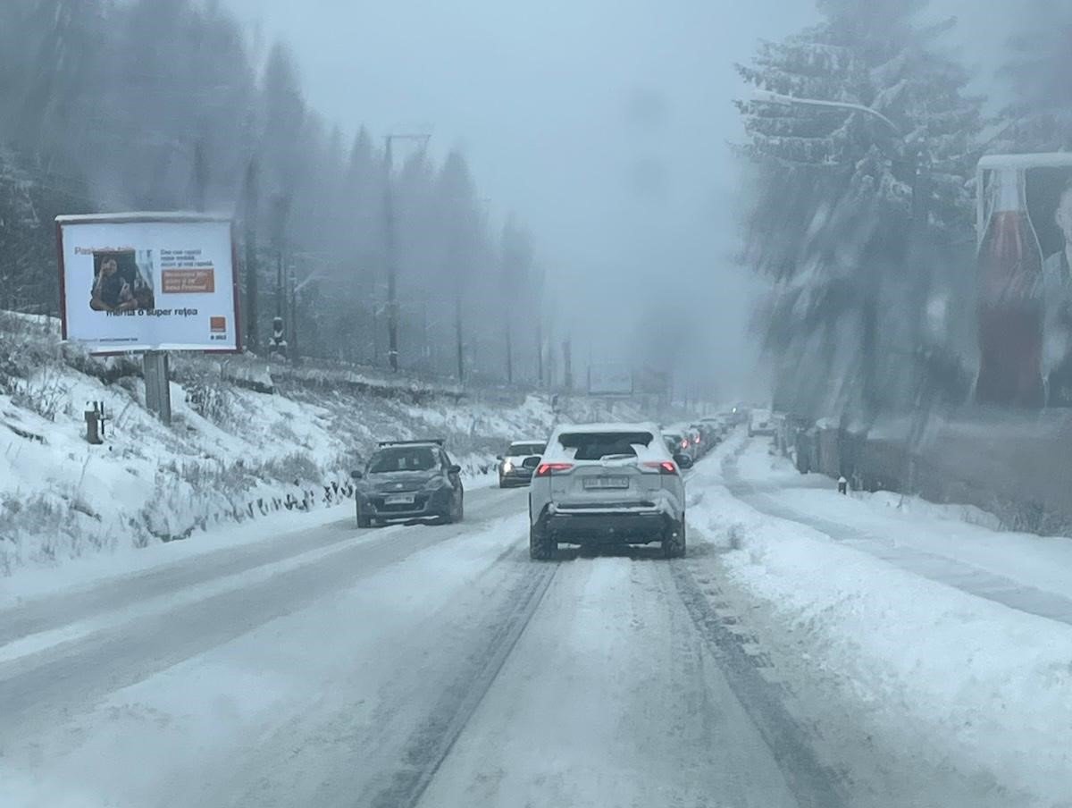 Ninsoarea abundentă din prima noapte a anului 2023 a pus țara pe jar, provocând aglomerație și dificultăți majore în trafic în zonele montane și în principalele artere rutiere din centrul și sudul țării