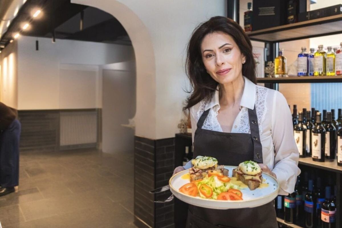 O schimbare radicală de traiectorie pentru Alexandra Staicu: de la lumea finanțelor la suflul tradiției românești a băcăniei În peisajul economic din România, nu sunt multe exemple de oameni care aleg să renunțe la cariere strălucitoare în domeniul bancar pentru a redescoperi și promova valorile autentice ale culturii locale