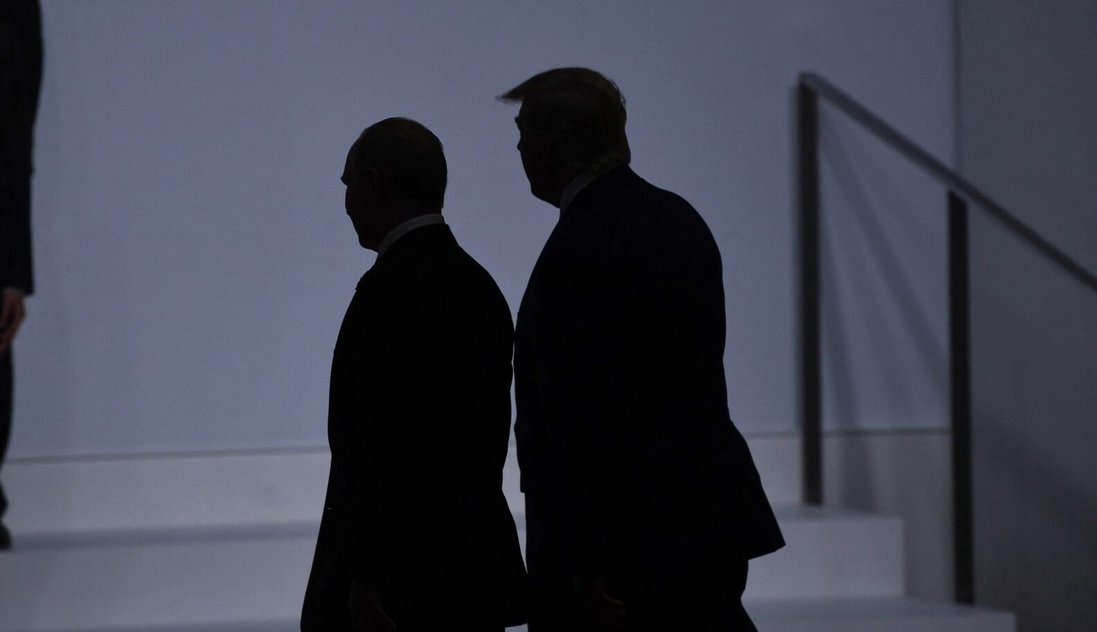 Donald Trump schimbă articolul despre războiul din Ucraina: Rusia, principalul obstacol pentru pace După luni de declarații echilibrate și uneori ambiguie față de conflictul din Ucraina, fostul președinte american Donald Trump a adoptat o abordare mai dură față de Kremlin, sugerând că Rusia reprezintă principalul obstacol în calea unui acord de pace