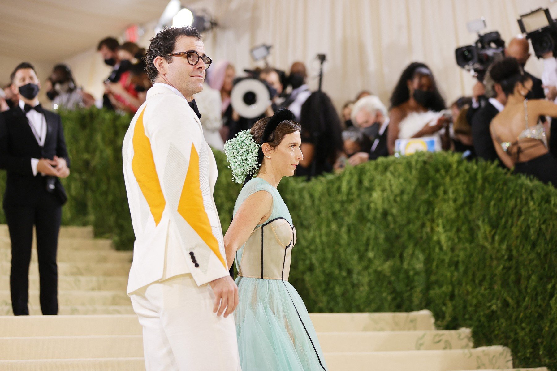 Instagram în criză de identitate: CEO-ul susține că platforma a fost transformată de AI, iar estetica sa de altădată a devenit istorie Într-o declarație recentă care a zguduit comunitatea digitală, Adam Mosseri, CEO-ul Instagram, avertizează că rețeaua socială iconică, cunoscută pentru fluxurile sale estetic perfecte, a fost profund transformată de avansul inteligenței artificiale