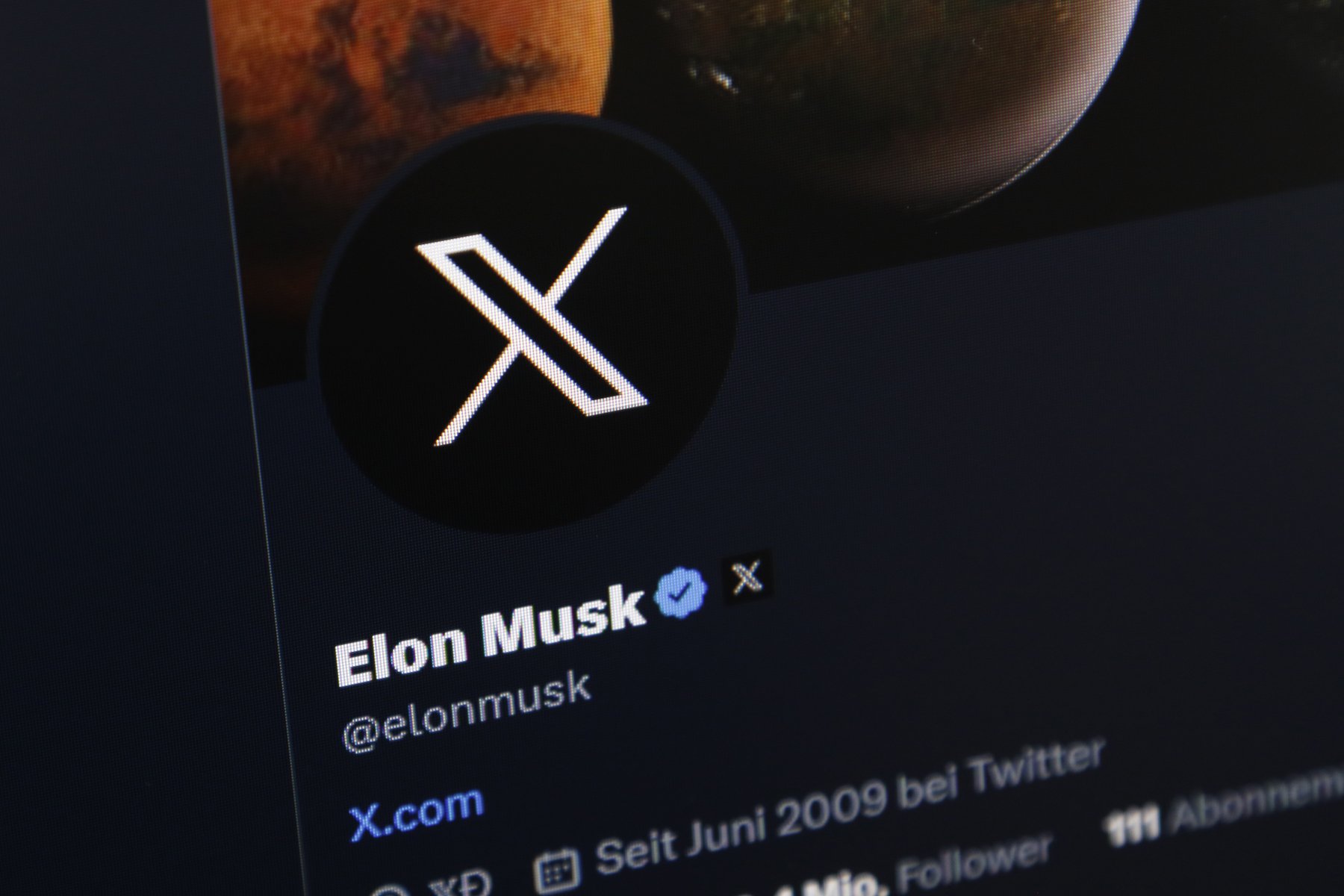 Rețeaua X devine din nou victimă a unei pene globale