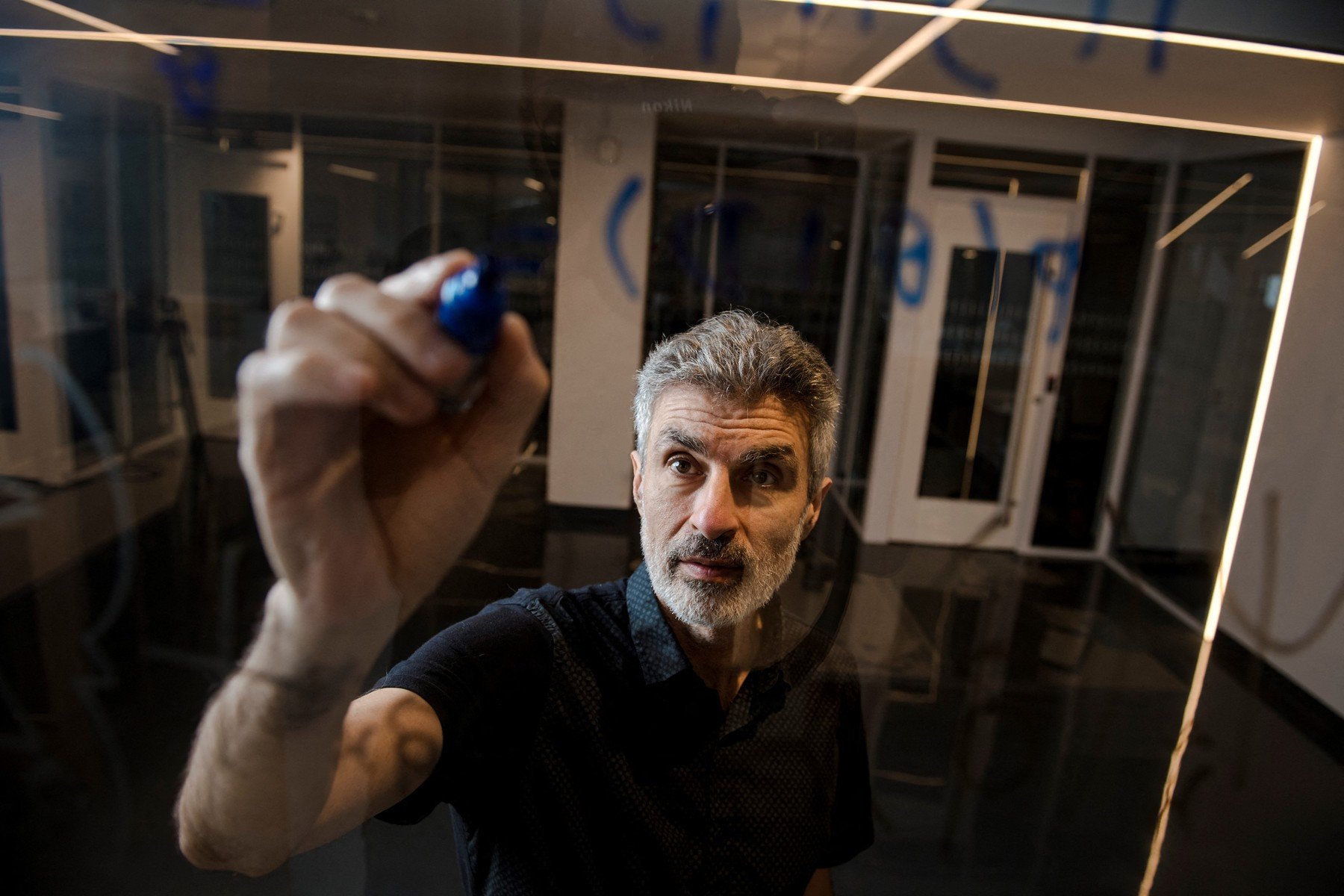 Yoshua Bengio, un pionier al învățării automate, adoptă o perspectivă mai optimistă asupra viitorului inteligenței artificiale Yoshua Bengio, unul dintre părinții fondatori ai învățării automate moderne și laureat al Premiului Turing în 2018, își schimbă viziunea asupra riscurilor asociate inteligenței artificiale