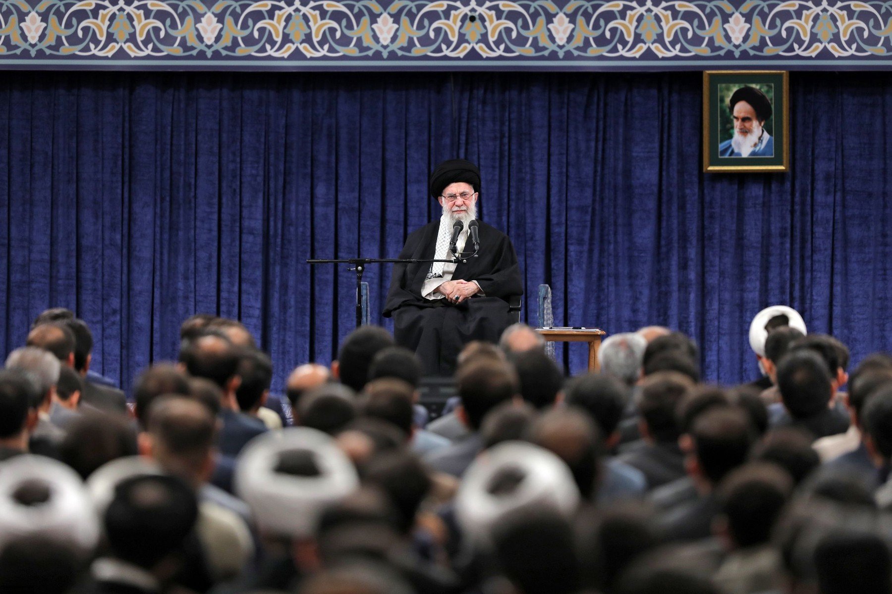 Khamenei recunoaște dificultățile economice din Iran, avertizând împotriva unei “revolte” generale Liderul suprem al Iranului, ayatollahul Ali Khamenei, a recunoscut recent dificultățile economice cu care se confruntă țara, încercând totodată să minimizeze extinderea protestelor care au zguduit Iranul în ultimele luni