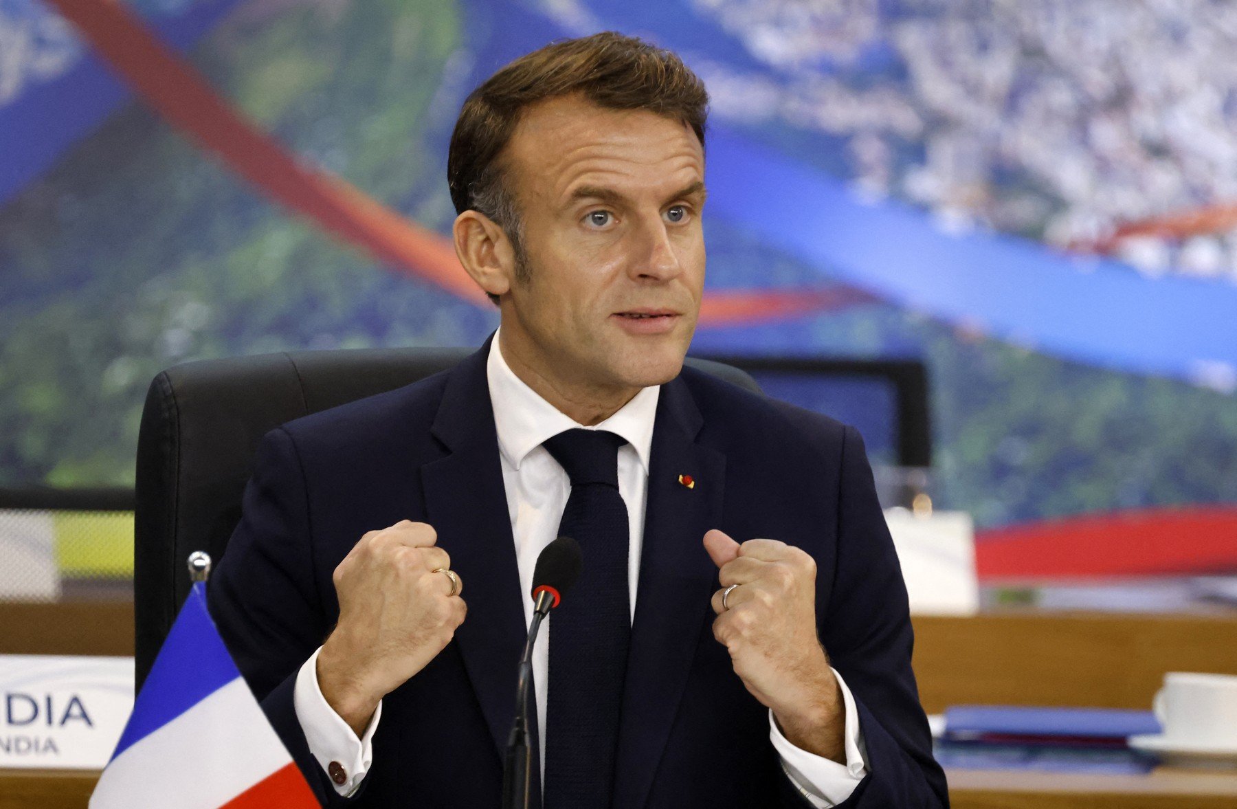 Președintele Franței, Emmanuel Macron, a atras din nou atenția asupra presiunii politice și a tensiunilor interne din peisajul politic francez, afirmând că partidul La France Insoumise (La FI) trebuie privit cu scepticism, din cauza pozițiilor sale considerate extremiste și antisemitiste