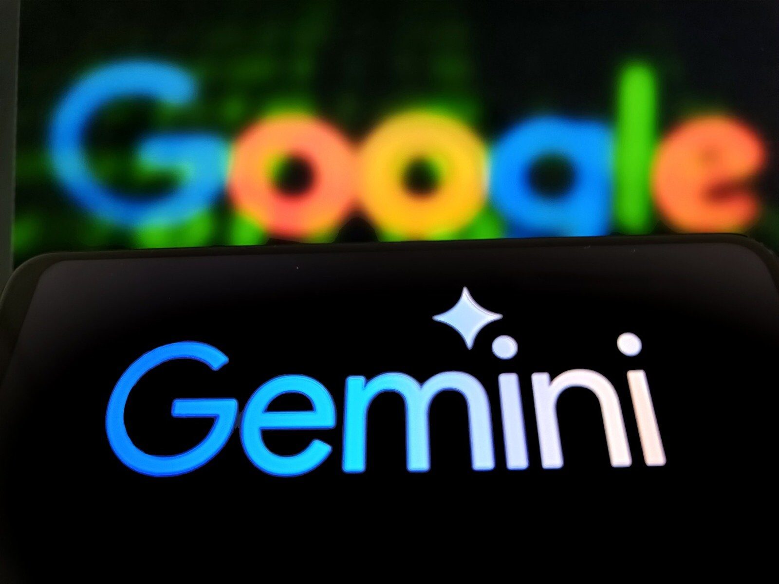 Apple și Google, parteneriat strategic pentru avansul inteligenței artificiale Gigantul tech Apple a anunțat, luni, un parteneriat de anvergură cu Google, o mișcare surprinzătoare în domeniul tehnologiei, mai ales în contextul unei competiții aprige pentru dominarea inteligenței artificiale (AI)