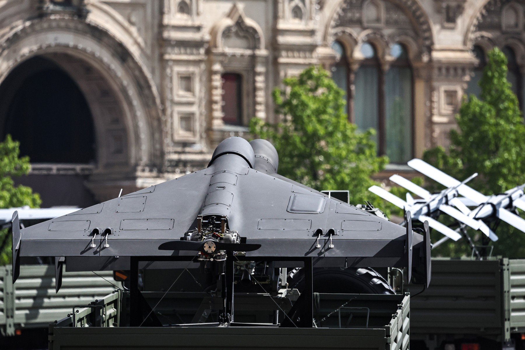 Iranul își întărește postura militară: 1.000 de drone re­levează o strategie de descurajare În contextul tensiunilor majore cu Statele Unite, Iranul a anunțat oficial că și-a completat arsenalul de apărare cu un lot impresionant de 1.000 de drone, menite să asigure securitatea națională și să răspundă amenințărilor externe