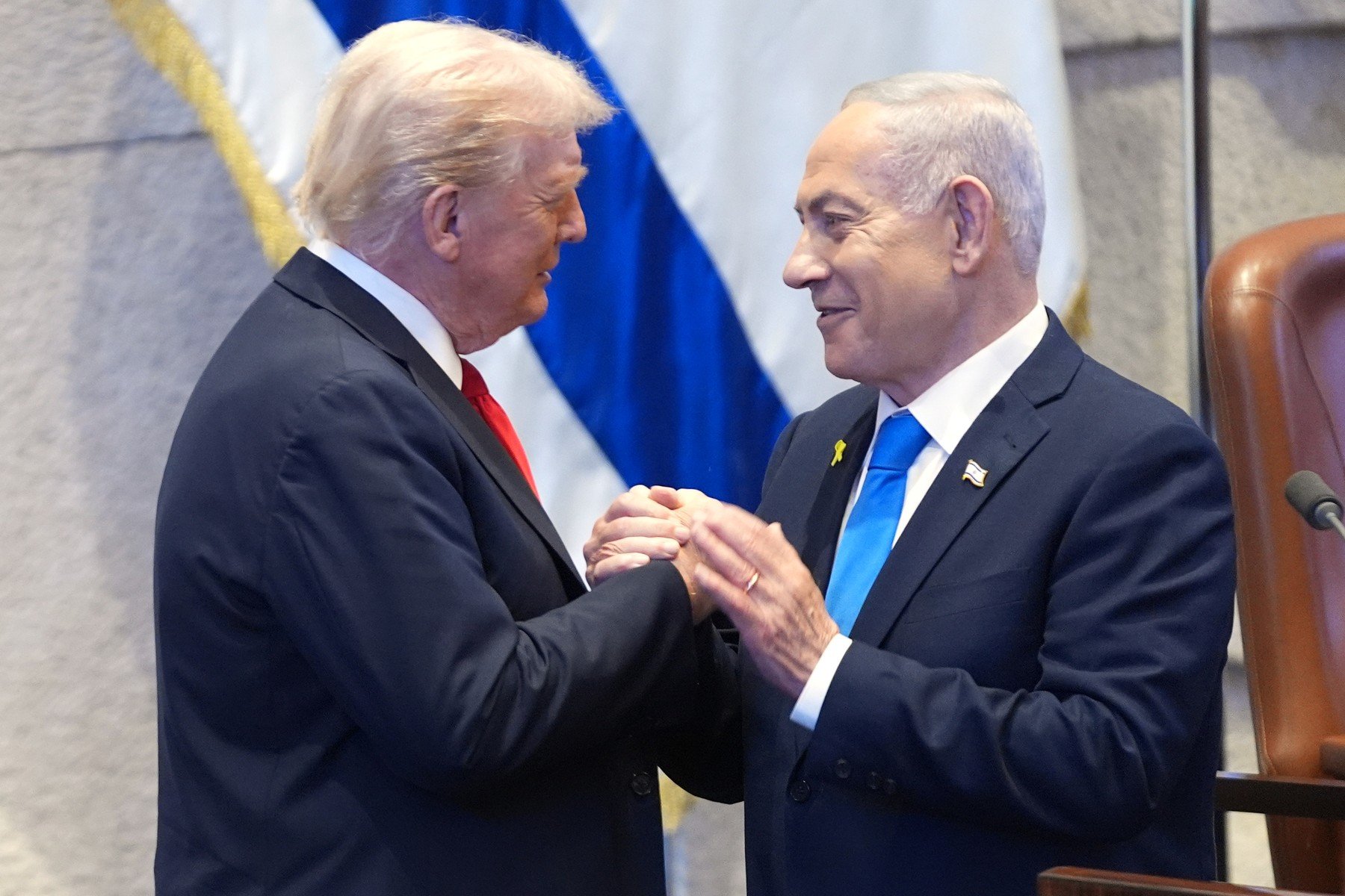 Președintele Donald Trump a reaprins controversele din spațiul diplomatic și strategic internațional, afirmând că existența statului Israel s-ar fi pus în pericol fără intervențiile decisive ale administrației sale și fără sprijinul militar acordat Tel Avivului