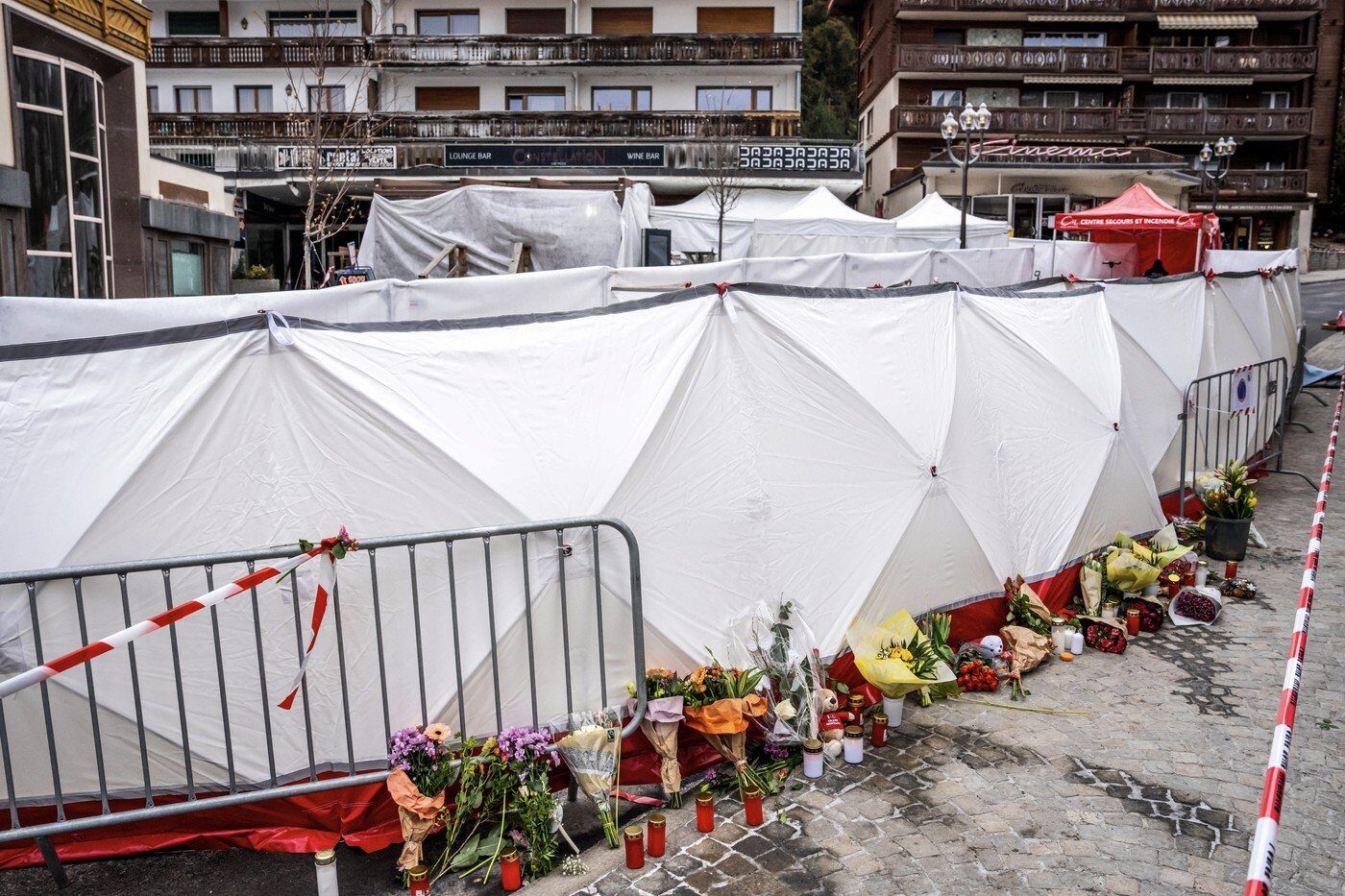 Incendiul devastator de la barul „Le Constellation”: primele informații despre cauzele tragediei Incendiul care a devastat barul „Le Constellation” din stațiunea de schi Crans-Montana s-a declanșat din cauza unor artificii atașate de sticle de șampanie, care au intrat în contact cu tavanul
