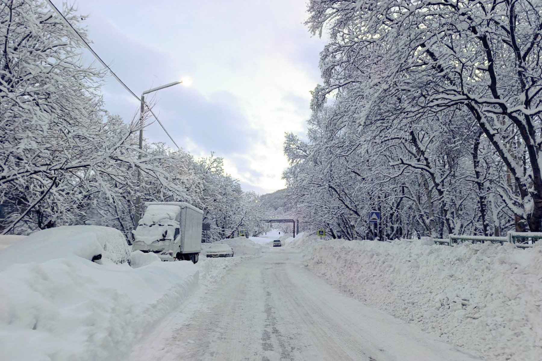 Cea mai severă ninsoare din ultimele șase decenii a cuprins Orientul Îndepărtat rus, provocând haos pe întregul continent asiatic, în timp ce o furtună de iarnă extremă a paralizat transporturile și a adus temperaturi record în mai multe regiuni