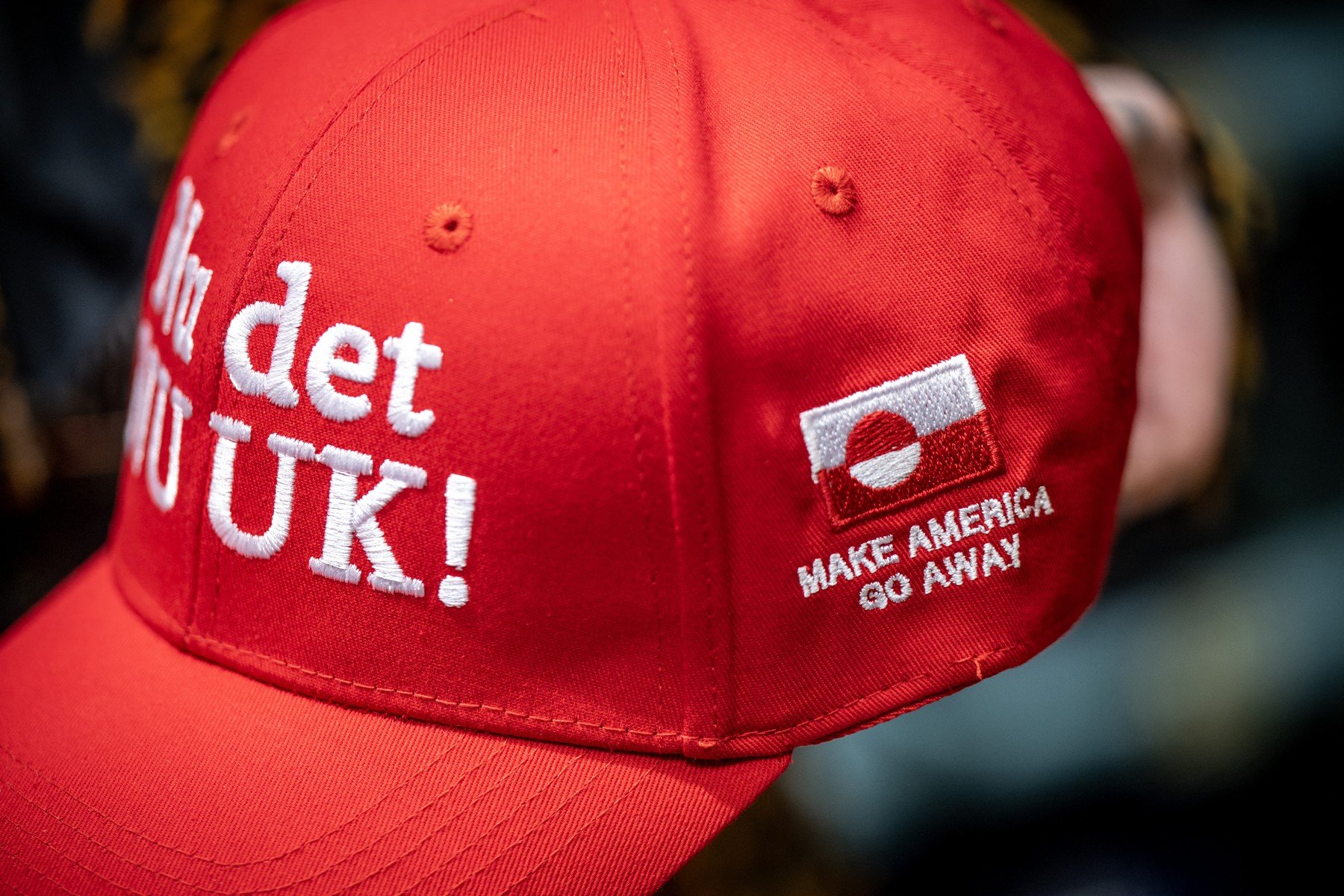 Un mesaj de protest subtil, dar puternic, a apărut recent pe scena online din Groenlanda, reflectând nu doar răspunsul local față de politicile internaționale, ci și tensiunile culturale și simbolice din regiune