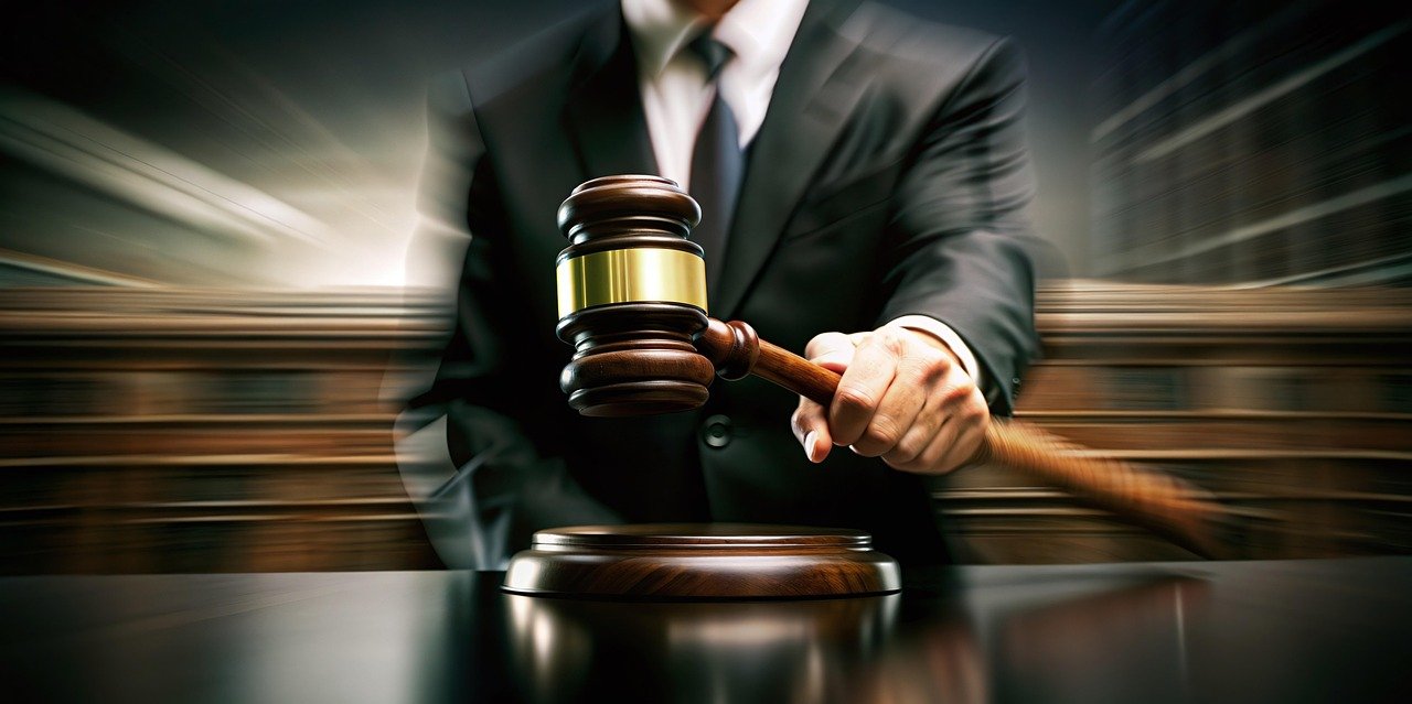 Un cetățean al Bucureștiului a fost condamnat recent la o pedeapsă de un an și cinci luni de închisoare cu suspendare, confirmând astfelinuțirea unor acte penale grave legate de promovarea simbolurilor fasciste și amenințări pe rețelele sociale