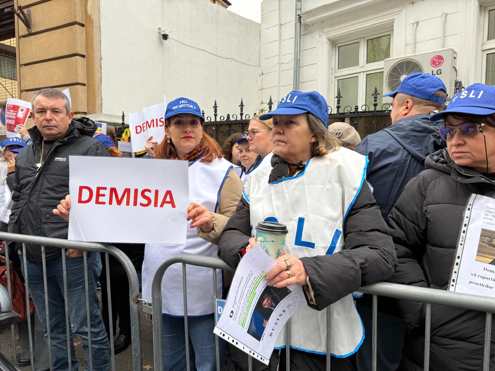 Urmează un protest masiv al sindicatelor din educație, în fața Guvernului, pentru revendicări esențiale Lupta pentru respectarea drepturilor angajaților din învățământ devine în ultimul timp din ce în ce mai acerbă