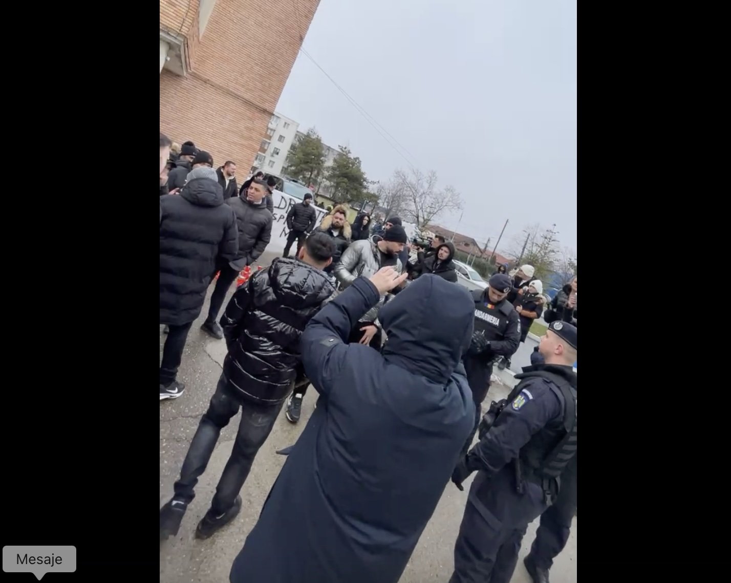 Protest spontan la Spitalul Județean din Buzău, după moartea unui pacient tânăr Un incident tragic a declanșat o manifestație spontană în curtea Spitalului Județean de Urgență din Buzău, marți dimineață, atrăgând atenția asupra nemulțumirilor legate de calitatea serviciilor medicale și de modul în care se gestionează cazurile critice în cadrul unității