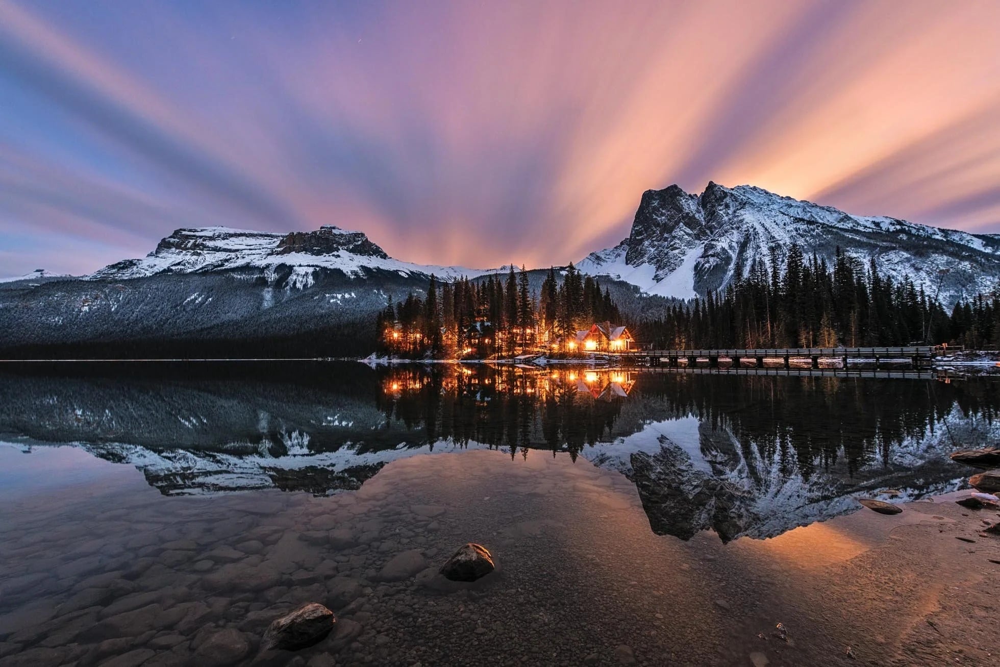 Reflexiile nedorite pot transforma o fotografie reușită în una incompletă, compromițând toate eforturile de a surprinde un cadru clar și echilibrat