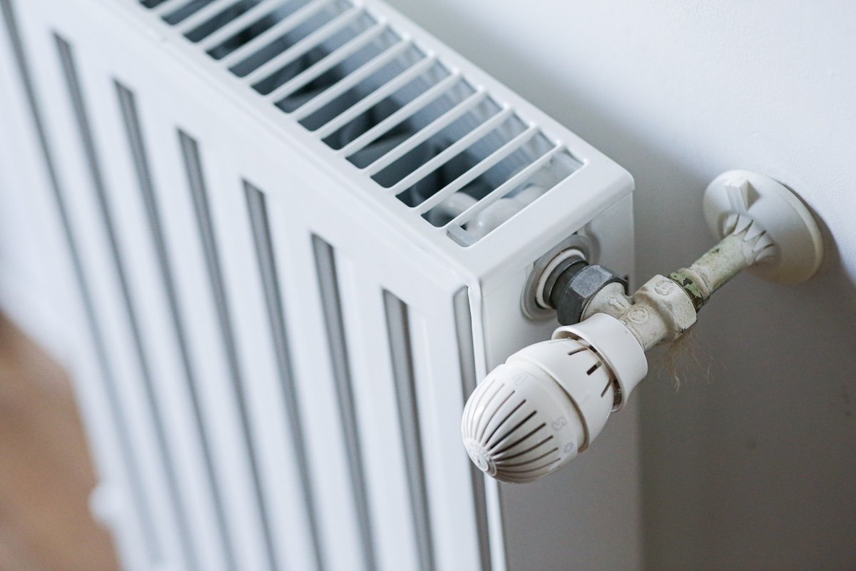 Guvernul României a decis, din nou, amânarea obligatorie a montării repartitoarelor de căldură în apartamentele racordate la sistemul centralizat de încălzire, decizie care ridică întrebări cu privire la eficiența măsurilor de economisire energetică și echitatea în tarifare