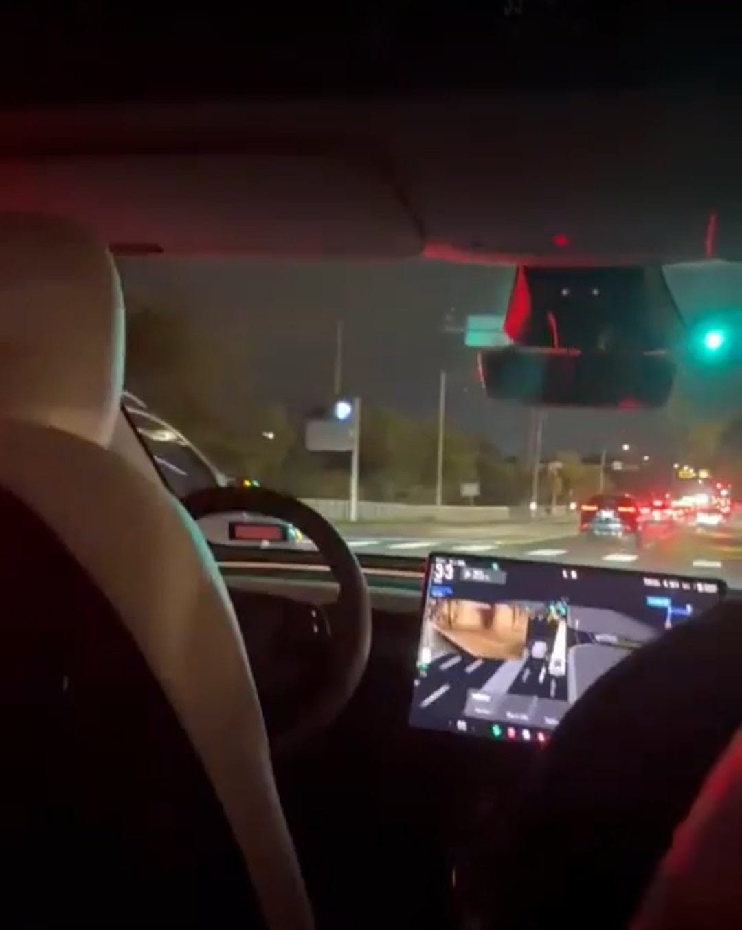 Tesla anunță o flotă de milioane de robo-taxiuri până în 2026, în timp ce Waymo își face planuri de extindere în Europa Inovație în domeniul vehiculelor autonome: rivalitatea dintre Tesla și Waymo se intensifică În lupta pentru supremația pe piața mașinilor autonome, Tesla și Waymo pășesc spre un nou capitol, prognosticând cifre spectaculoase pentru fazele următoare ale industriei