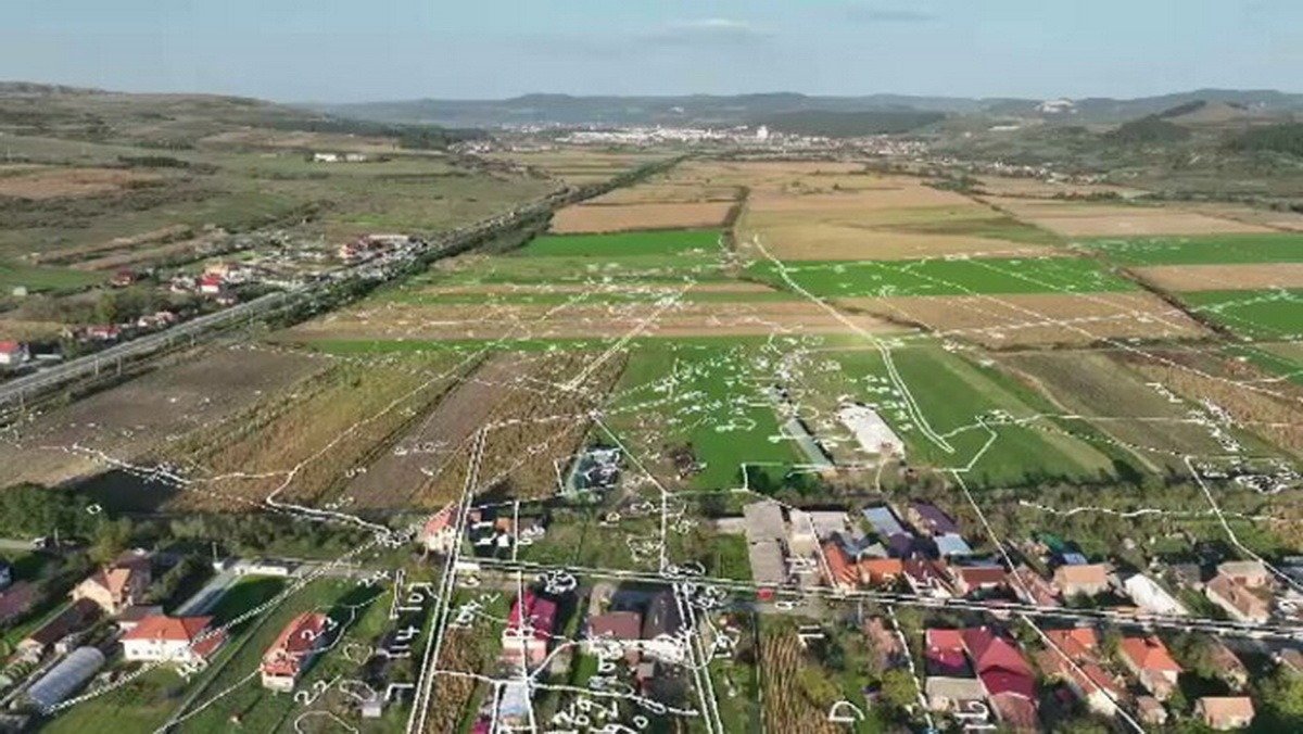 Marea Britanie anunță plafonarea chiriilor pentru terenuri, o măsură menită să protejeze cetățenii de creșterea costurilor imobiliare Guvernul britanic pregătește o reformă majoră a sistemului de închiriere a terenurilor, adoptând o măsură inovatoare de plafonare a chiriilor pentru terenuri, stabilind un plafon anual de 250 de lire sterline (aproximativ 342 de dolari)