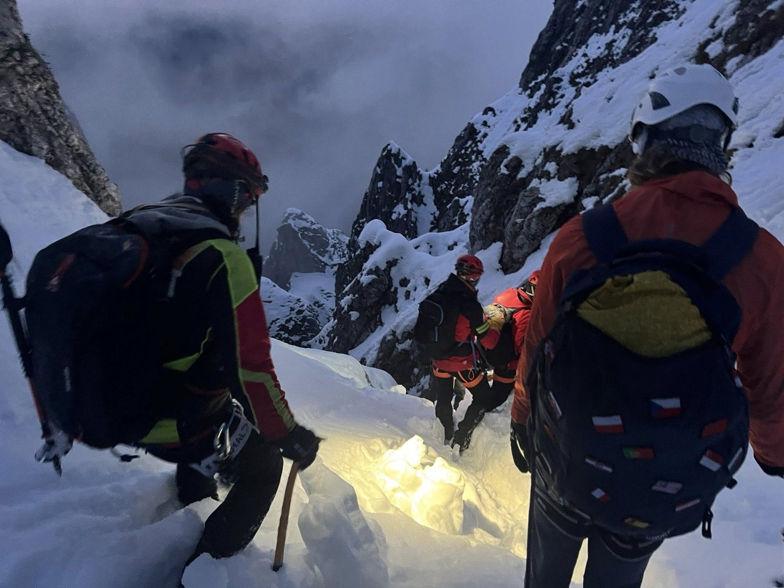 Doi turiști au fost salvați din pericolul morții după ce au fost recuperați de pe muntele Piatra Mare, în județul Brașov, în noaptea de duminică spre luni