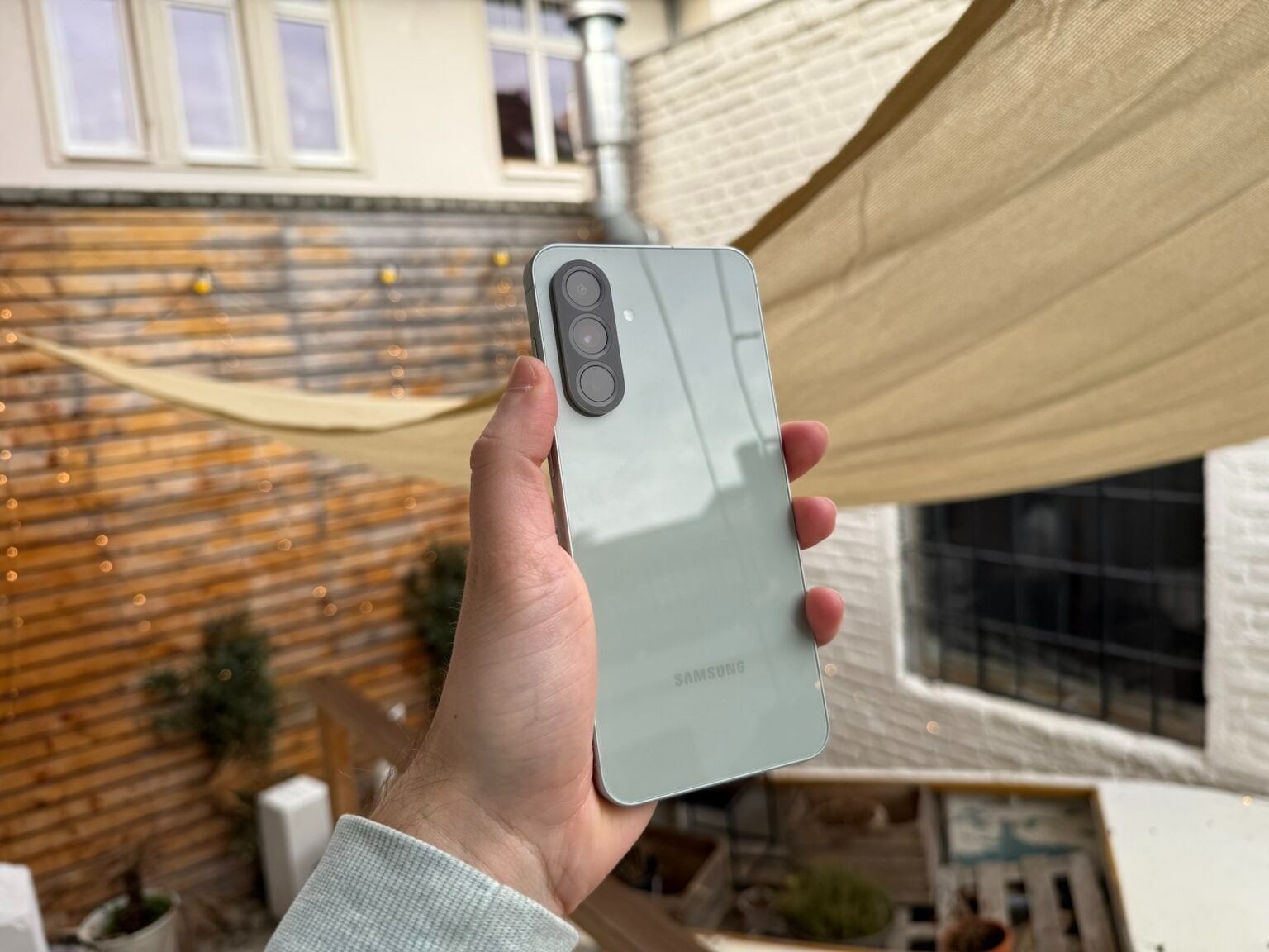 Samsung continuă să își consolideze poziția pe segmentul mid-range, iar noile evoluții ale seriei Galaxy A sunt un exemplu clar al acestei strategii