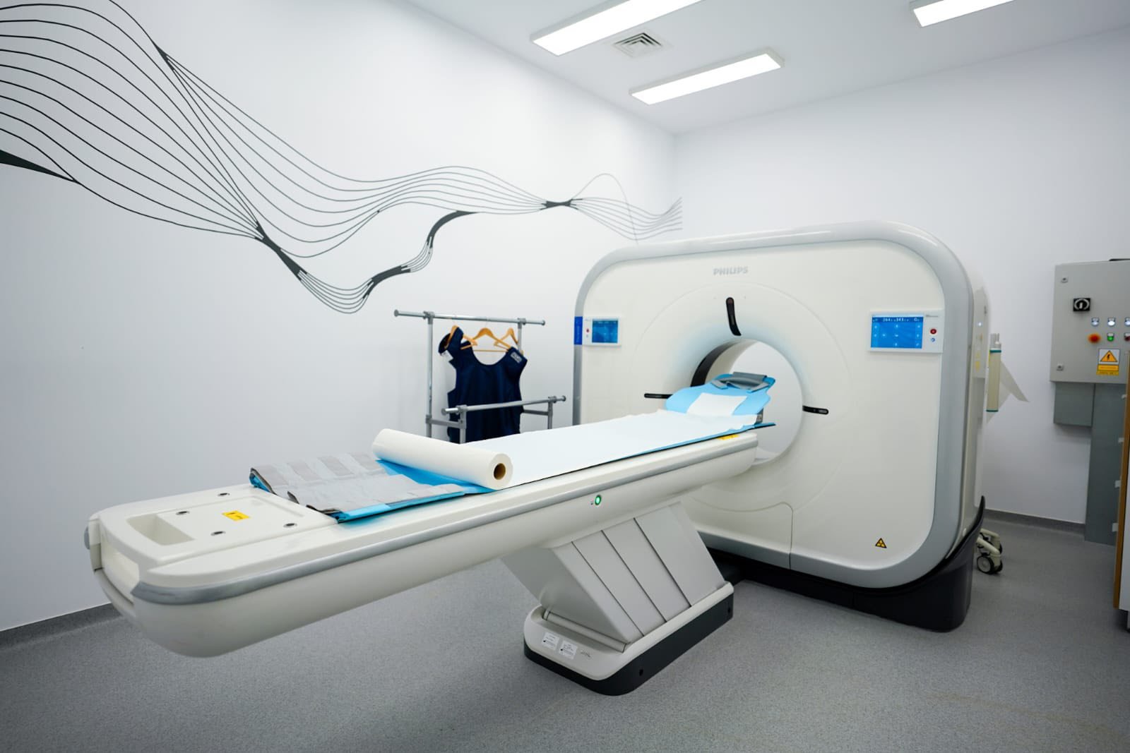 Revelațiile despre angajările fictive ale medicilor radiologi din sistemul public declanșează o serie de reacții dure în domeniul sănătății din România, evidențiind lacune majore în controlul și supravegherea celor care gestionează resursele și atribuțiile statului în domeniul medical