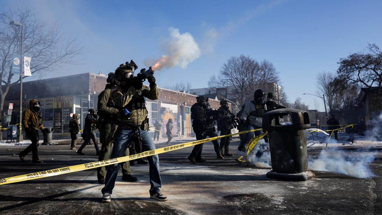 Tensiuni în Minneapolis după moartea unui bărbat în timpul unei operațiuni ICE În Minneapolis, un bărbat de 37 de ani a fost împușcat mortal de un agent al Serviciului de Imigrație și Control al Vămilor (ICE) în urma unei operațiuni de repatriere