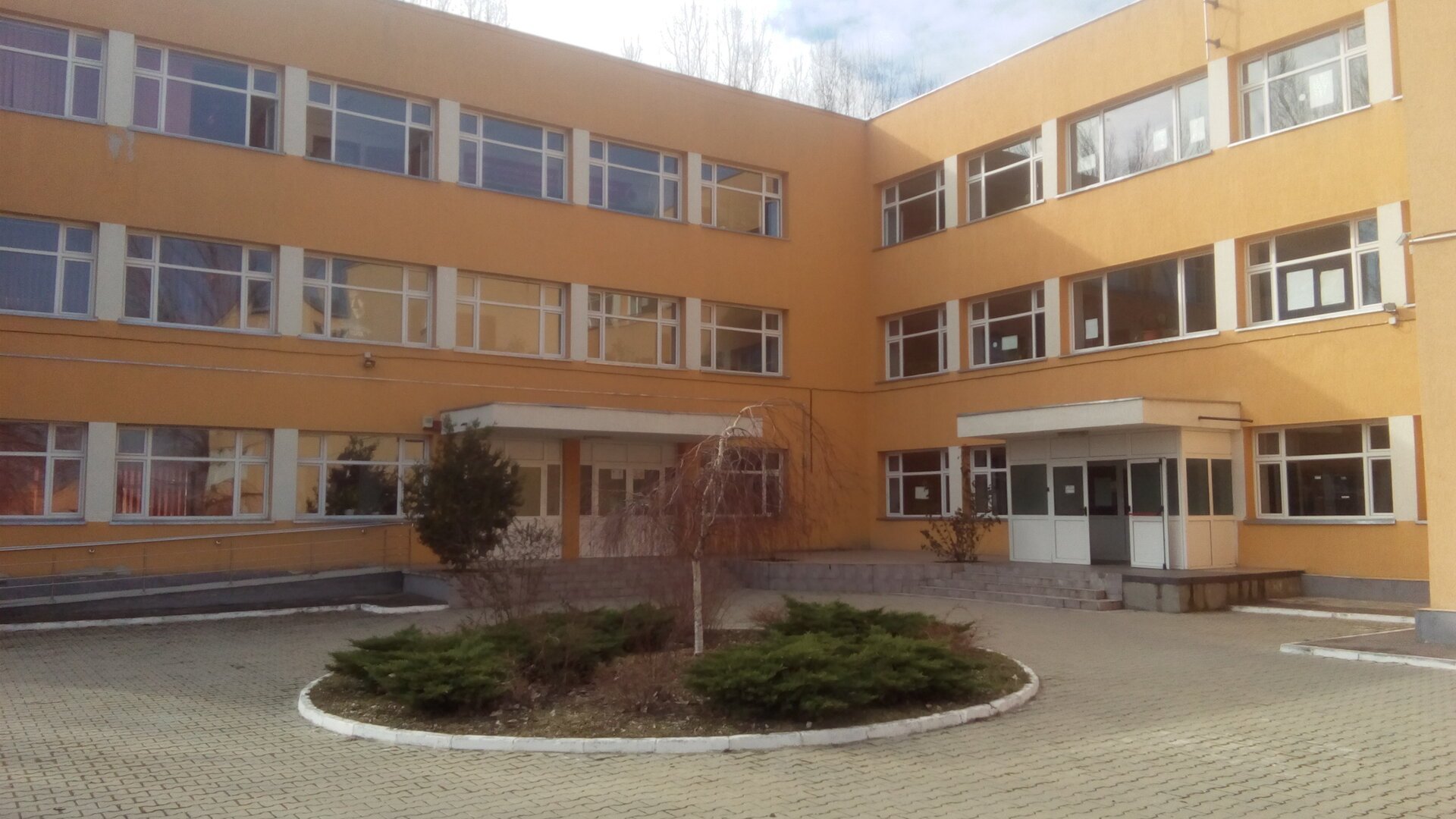 Primăria Sectorului 3 a propus din nou majorarea bugetului alocat pentru renovarea Liceului Tehnologic „Dragomir Hurmuzescu”, amplificând preocupările legate de gestionarea fondurilor pentru modernizarea infrastructurii școlare din București