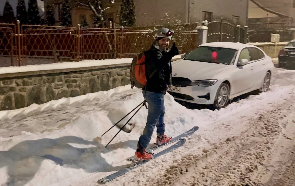 Sibian surprins mergând cu schiurile prin oraș, răspuns „La muncă”