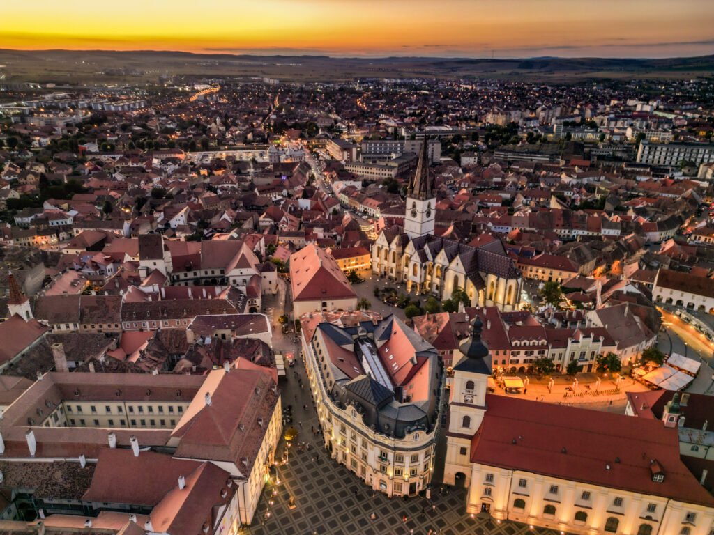 Cluj-Napoca și Sibiu mențin pozițiile de vârf în topul orașelor preferate din România în 2025, conform celor mai recente date publicate de o companie de studii imobiliare