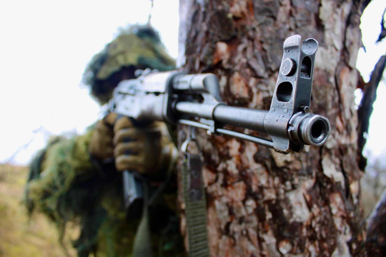 România pregătește un avans semnificativ în domeniul apărării, cu planuri clare pentru investiții ambitioase în cadrul bugetului din 2026, în timp ce se confruntă cu obstacole importante în accesarea fondurilor europene destinate modernizării forțelor armate