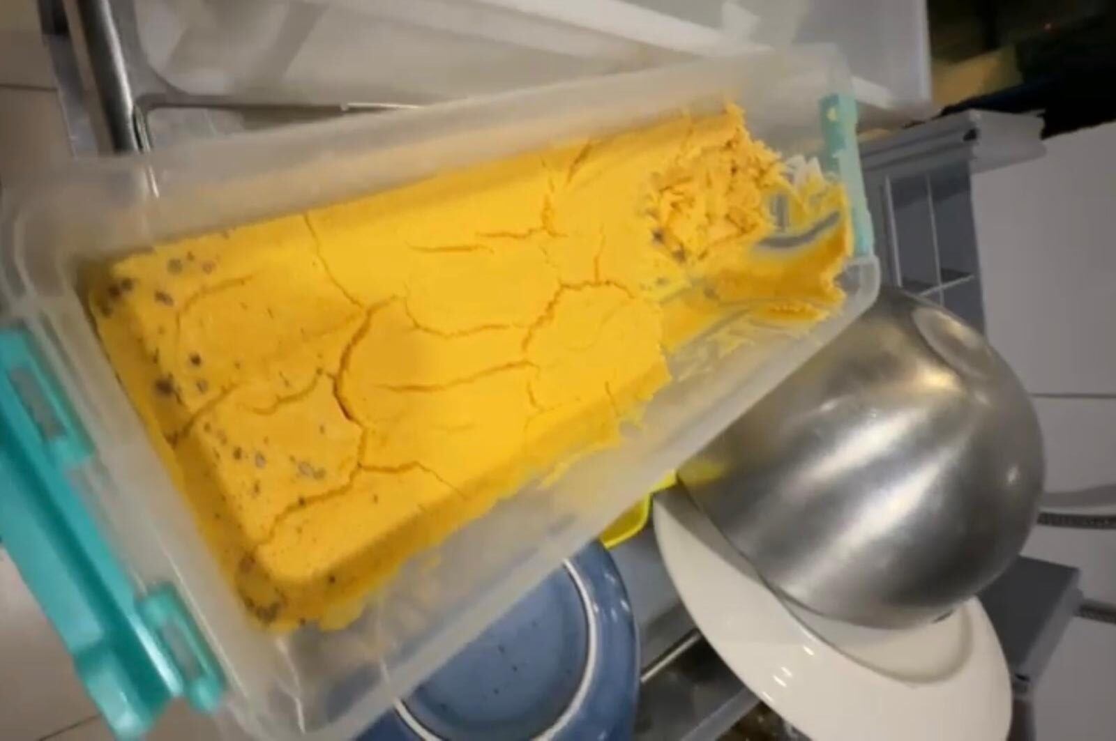 Restaurantul grecesc Souvlaki Bar din centrul Constanței, unul dintre cele mai cunoscute și frecventate localuri cu specific mediteranean din oraș, a fost închis temporar și amendat de Protecția Consumatorilor în urma unor controale desfășurate recent