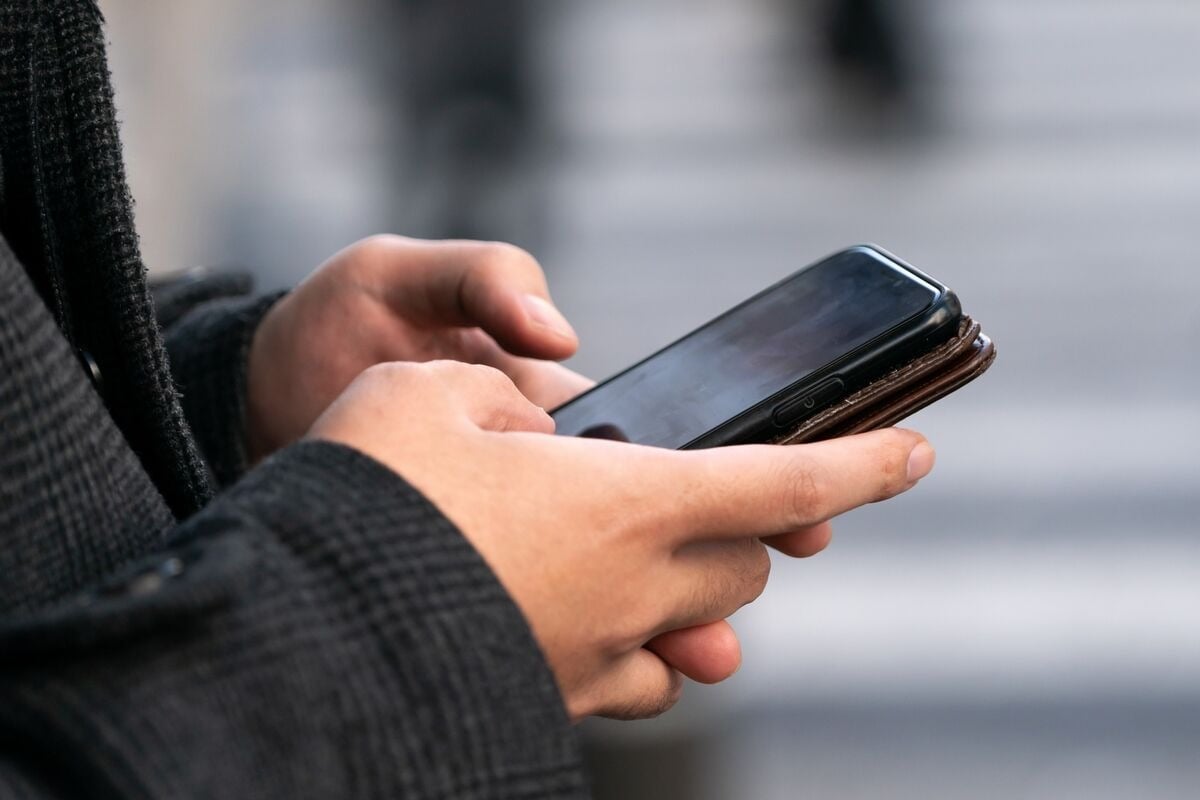 Atacuri de tip spyware la un click distanță: amenințarea invizibilă care pândește pe orice smartphone La finalul anului 2025, mii de utilizatori de iPhone și Android au primit notificări alarmante, avertizându-i că dispozitivele lor ar fi putut fi targetate de un tip de malware invizibil, sofisticat și extrem de periculos: spyware-ul