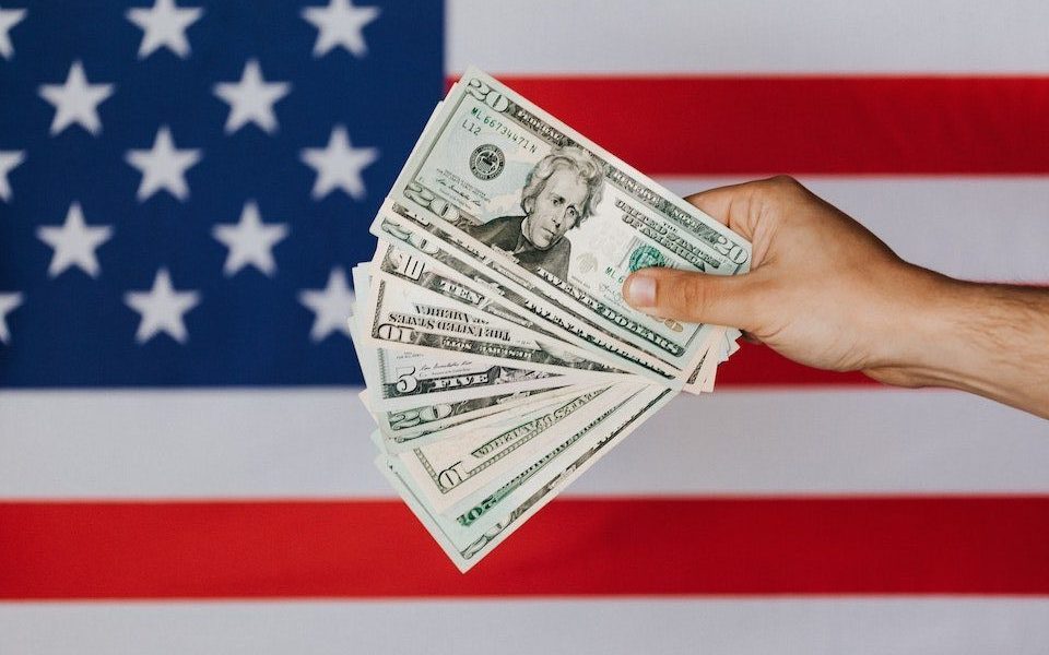 sua-dolari-drapel-ajutor-steag-flag-us-bani-karolina-grabowska-4386425-e1663300361346.jpg - PresaObiectiva