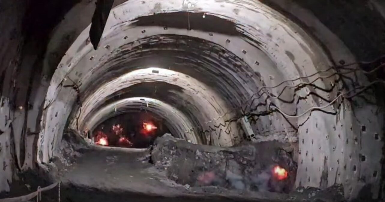 Lucrările de construire a autostrăzii Sibiu-Pitești, una dintre cele mai ambițioase și așteptate investiții rutiere din România, continuă în ciuda condițiilor meteorologice nefavorabile, conform declarațiilor recente ale conducerii Companiei Naționale de Administrare a Infrastructurii Rutiere (CNAIR)