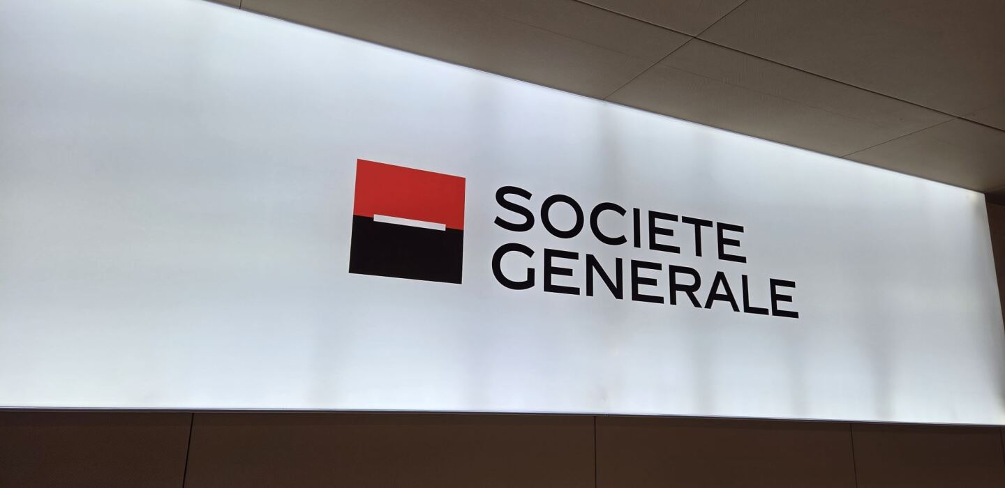 Société Générale, una dintre cele mai mari bănci din Franța, a anunțat că va reduce efectivele cu 1.800 de posturi până la sfârșitul anului 2027, într-un plan de reorganizare care vizează majoritatea departamentelor sale