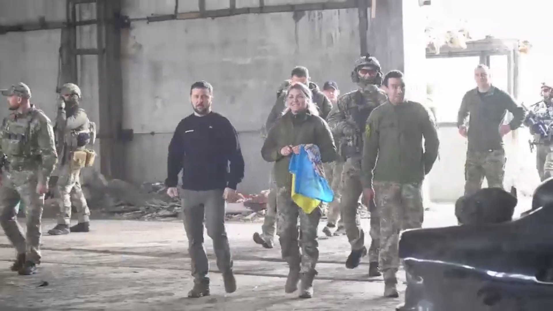 Majoritatea ucrainenilor se opun retragerii din regiunile de est, chiar dacă acest lucru ar putea aduce garanții de securitate din partea Europei și Statelor Unite Într-un moment crucial al conflictului din Ucraina, noile rezultate ale unui sondaj relevă o determinare fermă a populației locale în ceea ce privește opoziția față de retragerea trupelor ucrainene din regiunea Donețk, o zonă geopolitic importantă și simbolică pentru națiunea de la răsărit