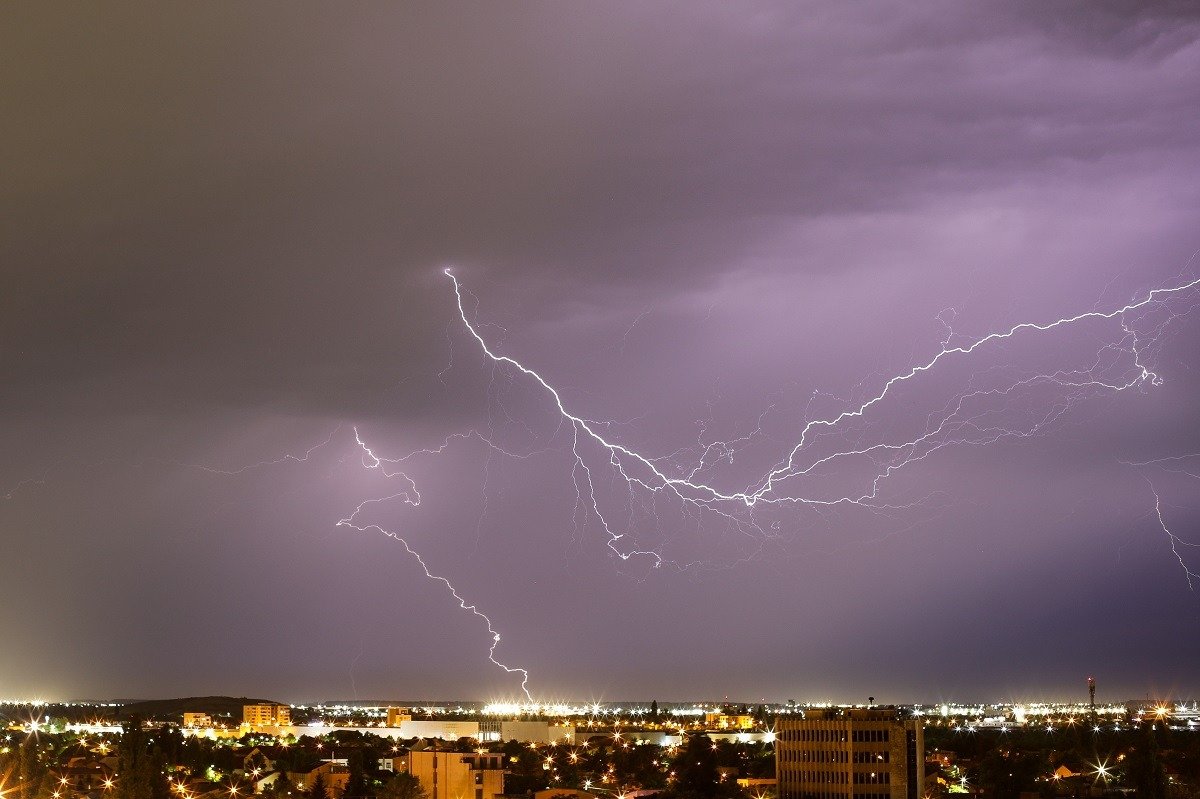 Cel puțin 30 de persoane au fost rănite duminică în centrul capitalei Braziliei, Brasília, după ce un fulger a lovit în plină zi, în timp ce mii de susținători ai fostului președinte Jair Bolsonaro se aflau în zona unei demonstrații masive