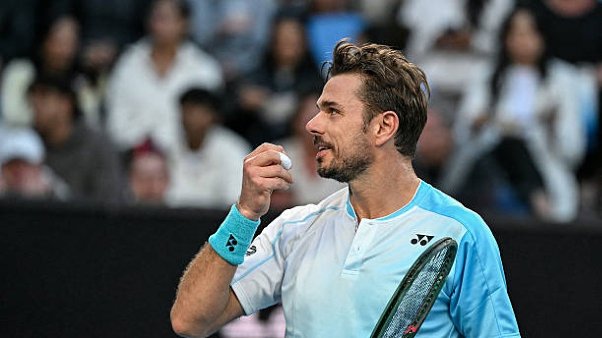 Stan Wawrinka – O legendă vie la 40 de ani Stan Wawrinka a realizat o performanță remarcabilă la Australian Open 2026, devenind astfel al cincilea jucător din Era Open care câștigă un meci de cinci seturi într-un turneu de Grand Slam după vârsta de 40 de ani