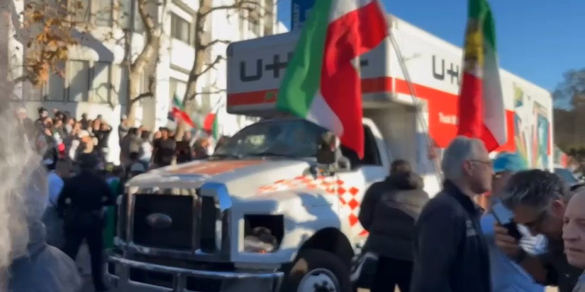 westwood-protest-uhaul-11126.jpg - PresaObiectiva