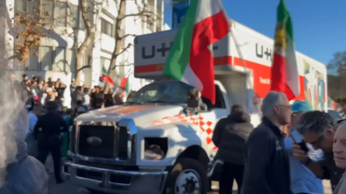Protest în Westwood, atacat de un camion U-Haul: un incident șocant în mijlocul manifestărilor pentru Iran Duminică, în jurul orei 15:30, un camion U-Haul a lovit un grup de protestatari care demonstrau în Westwood, în semn de solidaritate cu poporul iranian