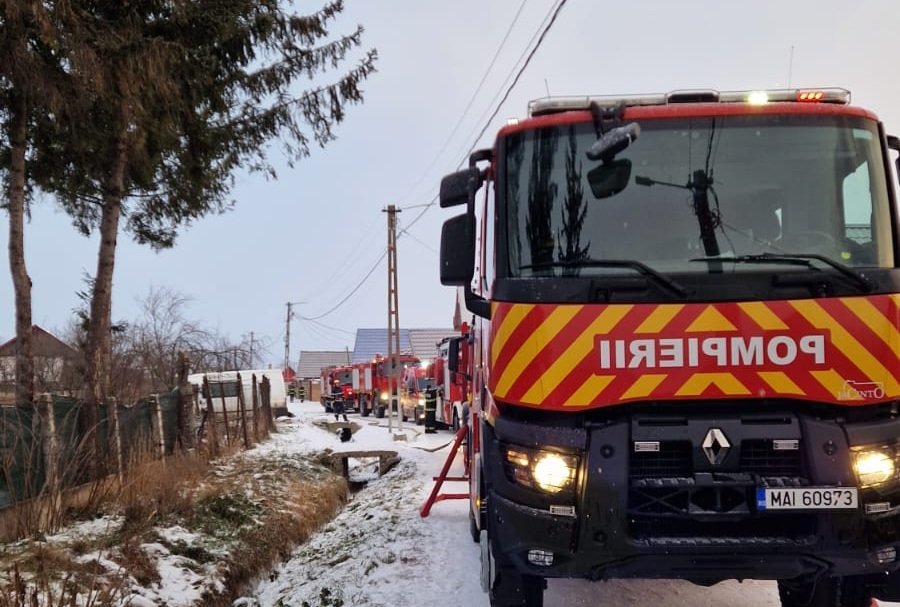 Tragedie în Satul Nou: Un incendiu devastator ia viața unui adolescent Un incendiu violent a culcat la pământ o locuință din localitatea Satul Nou, județul Brașov, în dimineața acestei zile, provocând o tragedie îngrozitoare