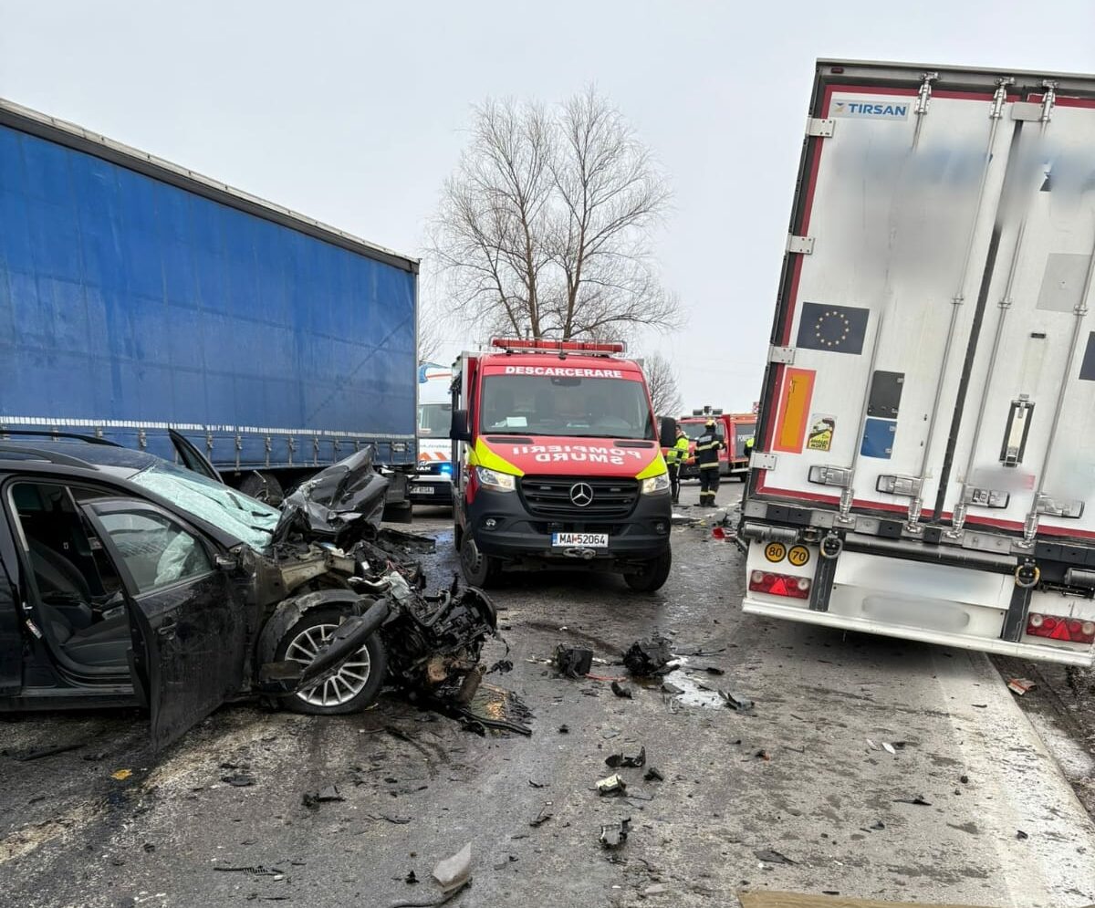 Accident rutier grav în Dărmănești: O persoană încarcerată, traficul blocat pe DN2 Luni, un accident rutier de amploare a avut loc pe raza localității Dărmănești, județul Suceava, între două autotrenuri, un microbuz de transport marfă și un autoturism
