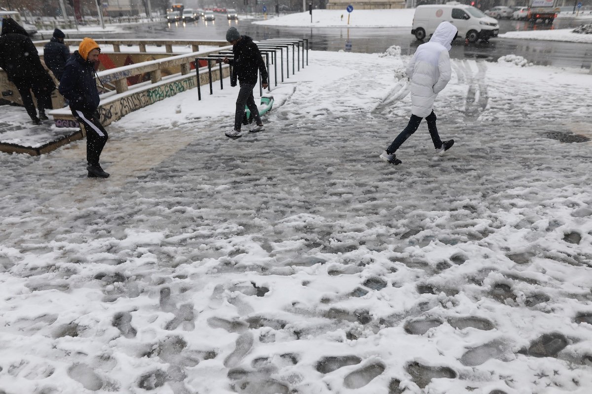 Primăvara face un pas înapoi, iar capitala se pregătește pentru un nou episod de iarnă