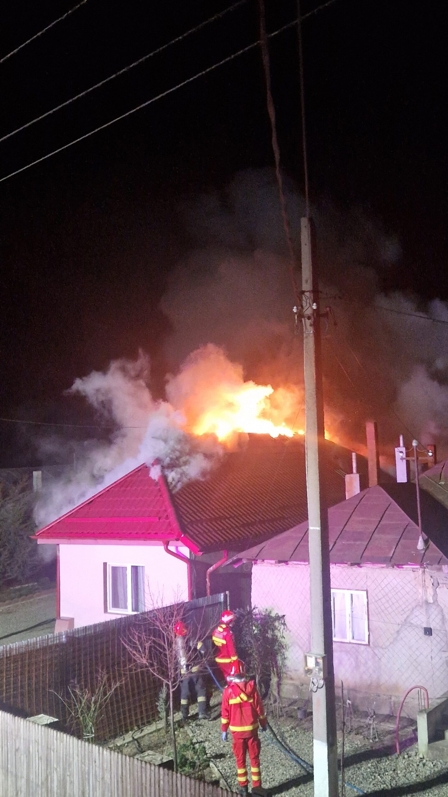 Incendiu devastator în comuna Popești: O viață pierdută și o comunitate îndoliată Un incendiu violent a cuprins în dimineața zilei de astăzi o locuință din comuna Popești, provocând o tragedie fără precedent