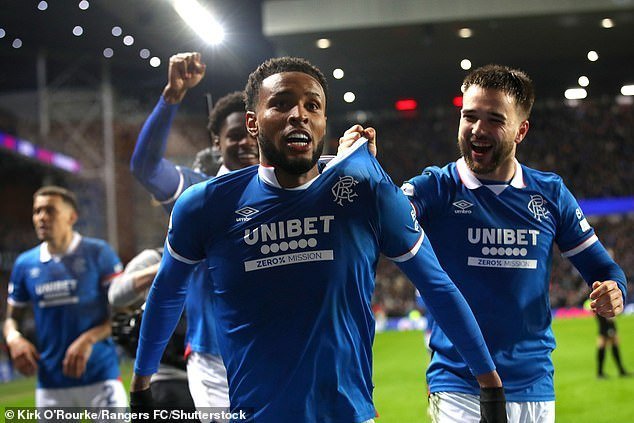 Rangers câștigă dramatic împotriva celor de la Hearts, consolidându-și șansele în lupta pentru titlu Rangers a reușit o victorie impresionantă în fața liderului din Premiership, Hearts, câștigând cu 4-2 pe terenul propriu, la Ibrox