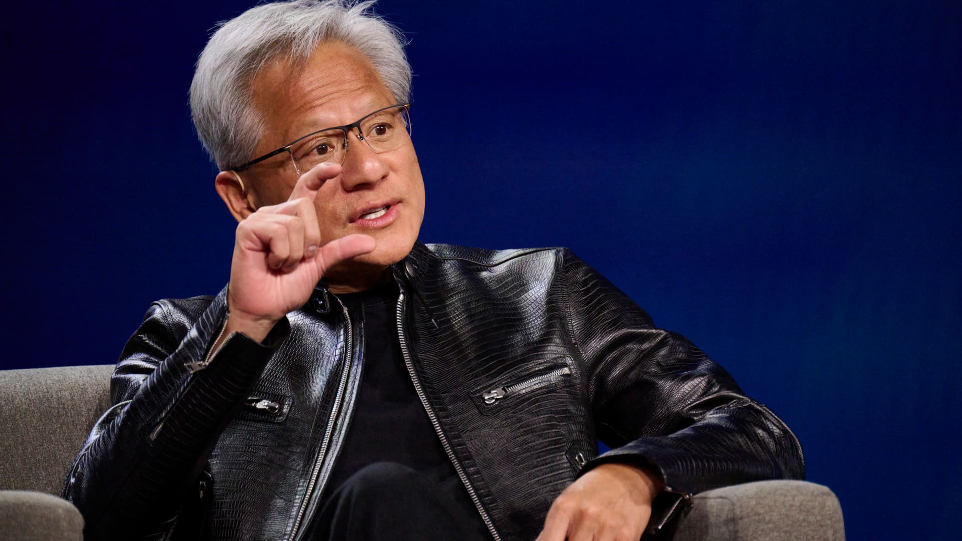 Nvidia și AMD Fară Direcție Clară în Piața Tech Nvidia și AMD, doi dintre cei mai proeminenți jucători din industria semiconductorilor, se confruntă cu provocări semnificative pe fondul așteptărilor investitorilor și a fluctuațiilor recente de pe piețele de capital