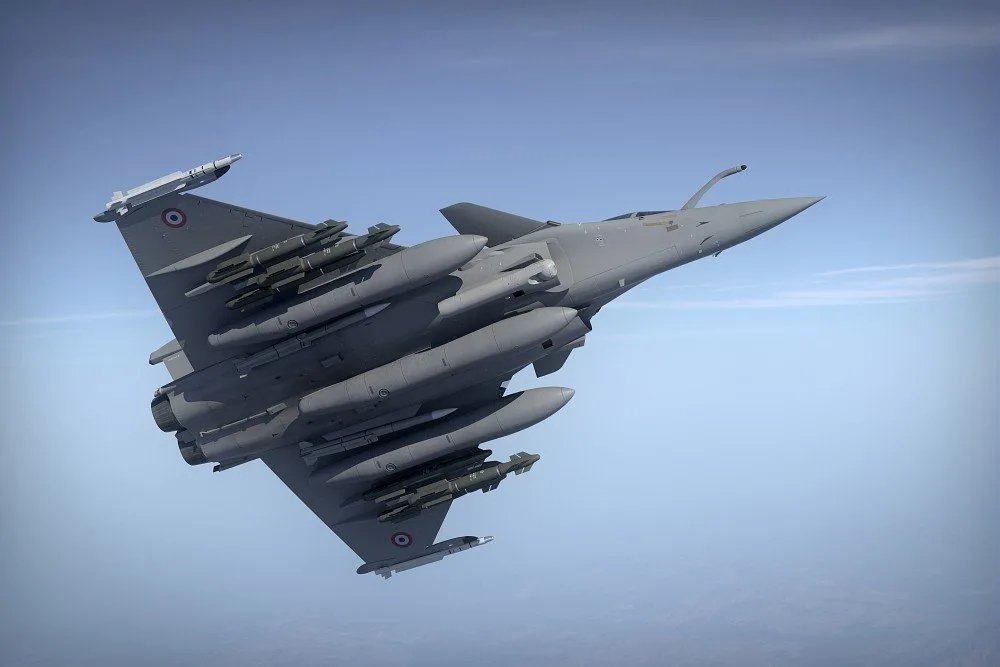 India anunță un pas semnificativ în modernizarea forțelor sale aeriene: achiziția a peste 100 de avioane de luptă Rafale, un acord ce marchează un moment crucial în strategia de apărare a națiunii