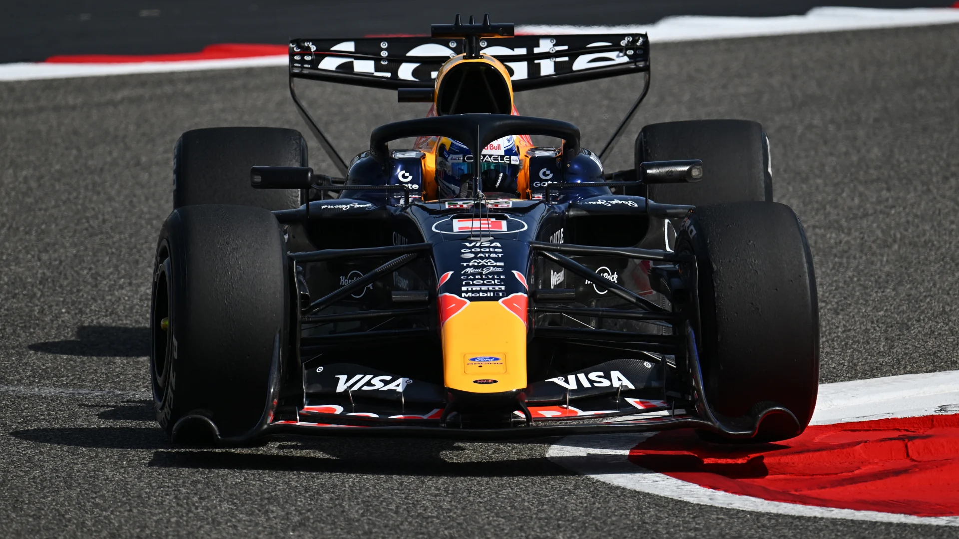Max Verstappen, lider în deschiderea testelor de pre-sezon la Bahrain Max Verstappen a înregistrat cele mai rapide ture în prima sesiune de teste de pre-sezon desfășurată la Circuitul Internațional din Bahrain